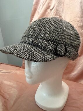 David and Young Black & White Knit Baker Boy Cap with Buckle